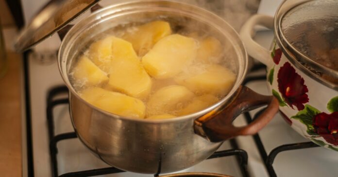 Boiling,Potatoes,In,A,Saucepan,,Boiling,Potatoes,On,The,Stove Mire jó a főtt krumpli leve?