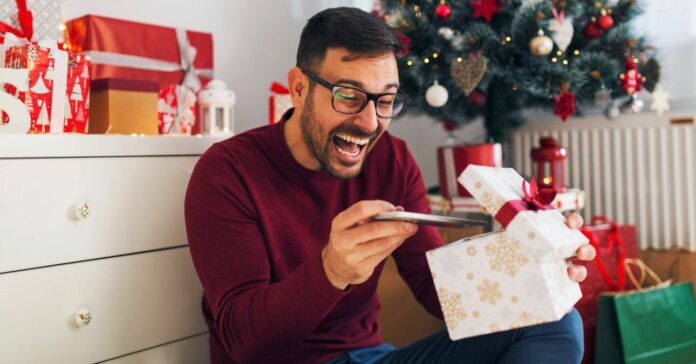 Smiling,Young,Man,Is,Excited,About,His,Christmas,Gift A Vodafone legjobb decemberi ajánlatai
