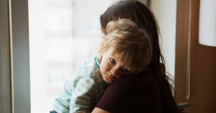 The,Sad,Kid,On,Hands,At,His,Mother családi pótlék