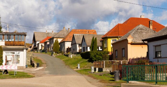 kistelepülésen utca házakkal