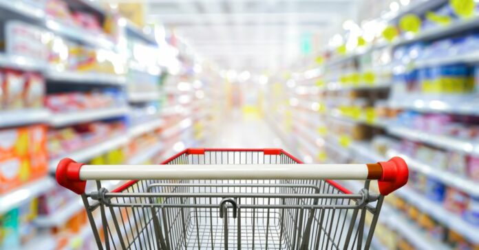 Supermarket,Aisle,With,Empty,Red,Shopping,Cart. Tovább esett a kiskereskedelmi forgalom