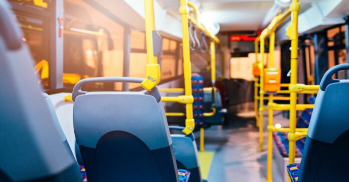 Modern busz belső tér, sárga kapaszkodók és színes ülések