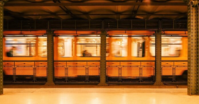 Mozgásban lévő sárga metró Budapest földalatti állomásán