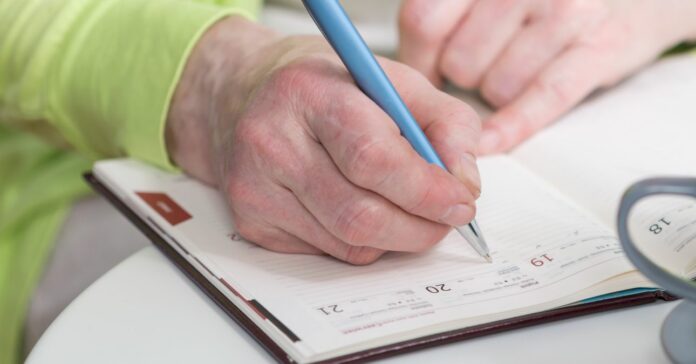 Close-up,Of,Aged,Woman,Checking,The,Date,In,Notebook Nyugdíj 2024