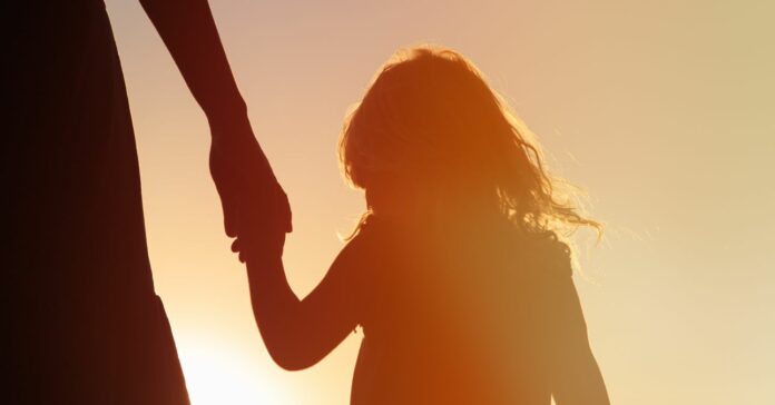 Silhouette,Of,Mother,And,Daughter,Holding,Hands,At,Sunset Egyedülálló szülők támogatása 2024-ben