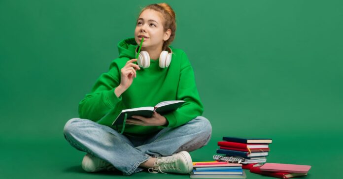 Portrait,Of,Young,Girl,,Student,In,Casual,Cloth,Sitting,On Egyetemi felvételi 2024 határidő