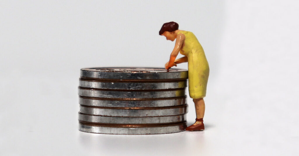 aprópénz mellett miniatűr, női figura