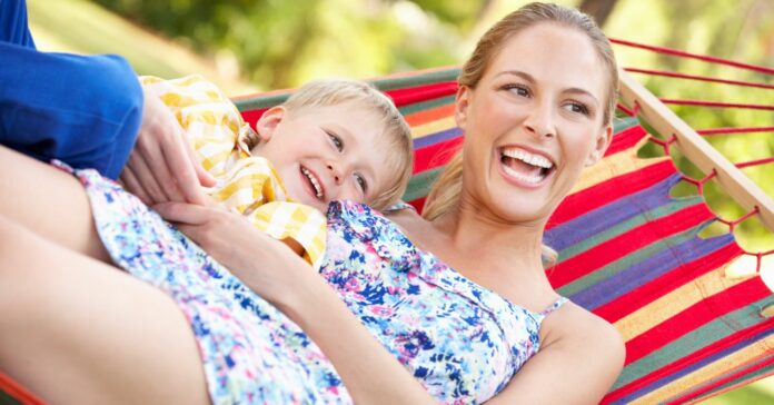 Mother,And,Son,Relaxing,In,Hammock szabadsag