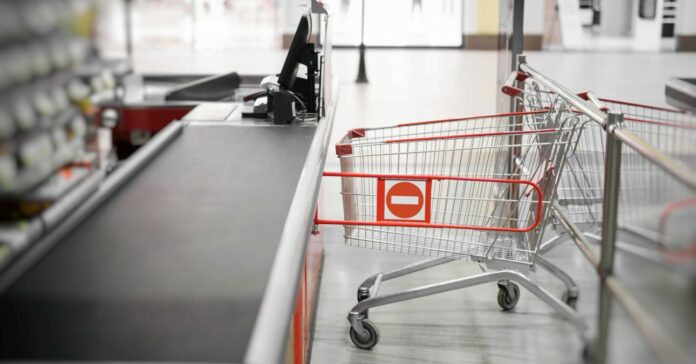 Empty,Cash,Desk,With,Closed,Way,Border,In,Supermarket Hogyan alakul a boltok nyitvatartása 2024. március 15-én?