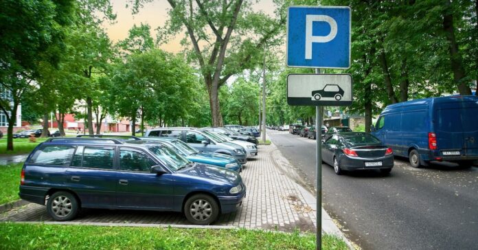 parkoló autók egymást mellett Budapest egyik külsőbb kerületében