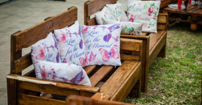 Kerti bútor raklapból Raklapokból készült kerti asztal és szék erdős környezetben, falevelek között