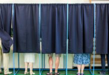 Dolgozik a választás napján? Így mehet el szavazni április 12-én szavazófülkék egymás mellett, elhúzott függönnyel, mindegyikben egy-egy választó