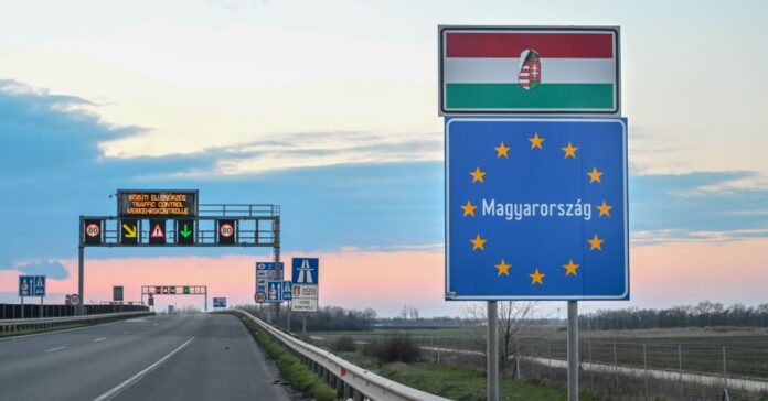 Útjelzőtáblák Magyarország határán, európai uniós jelzéssel, kék égbolt alatt