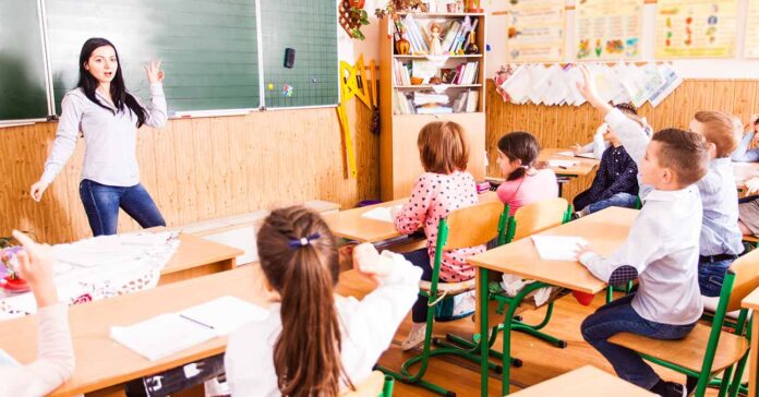 Tanórán a tanár a tanulóknak tanít a tanteremben: iskolai baleset kártérítés mikor jár?