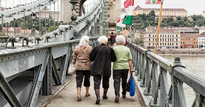 40 év nyugdíj felmentési idő közalkalmazott 2024