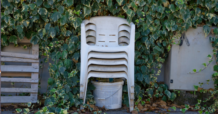 fehér műanyag kerti szék tisztítása