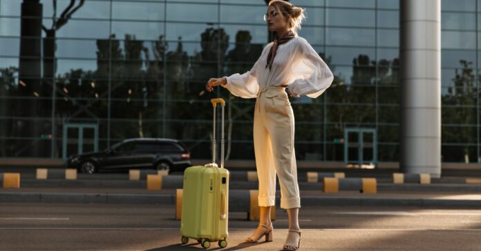 Thin,Young,Woman,In,White,Blouse,And,Beige,Pants,Poses pakolási tippek utazáshoz
