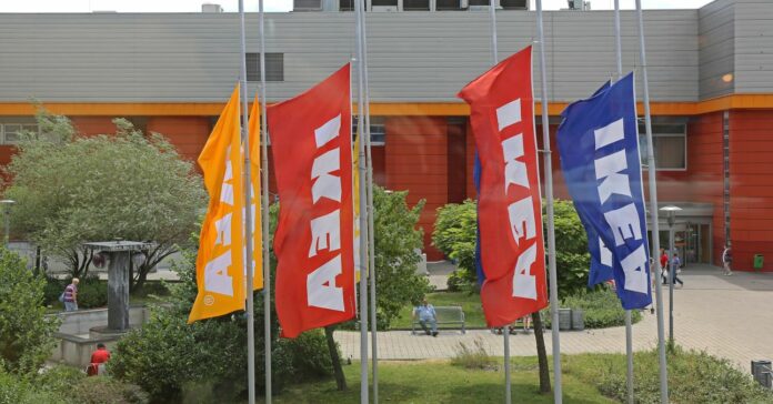 Ikea zászlók lobognak a szélben