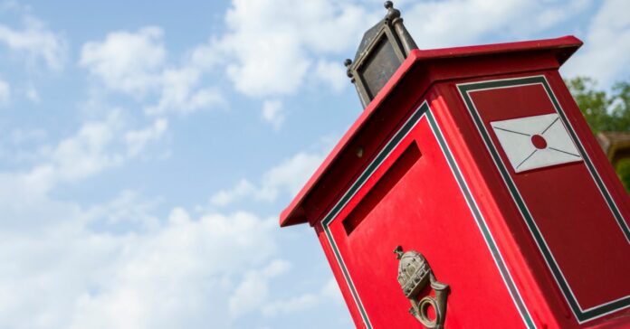 piros postaláda háttérben a kék ég