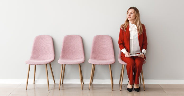 elegáns hölgy várakozik egy széken