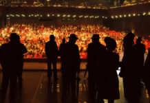 színház színpada rajta alakokkal