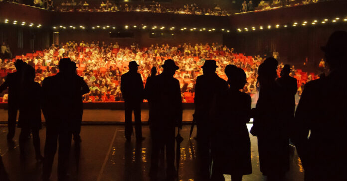 színház színpada rajta alakokkal