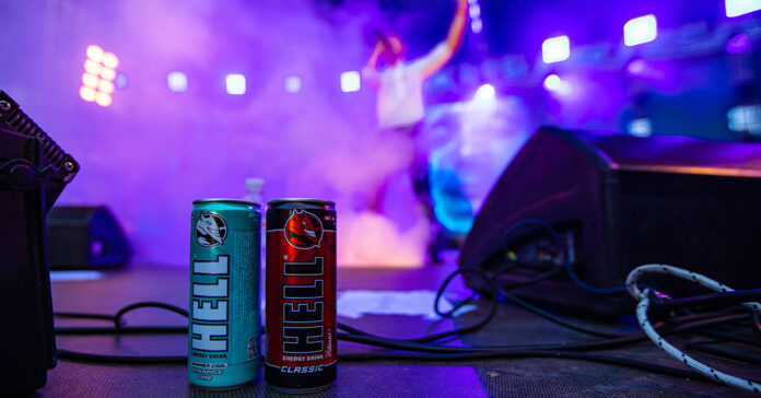 Hell energiaital a színpadon, háttérben egy énekes
