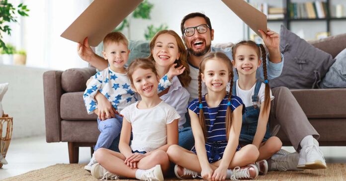 Vidám nagycsalád: három gyermek és két szülő otthonukban