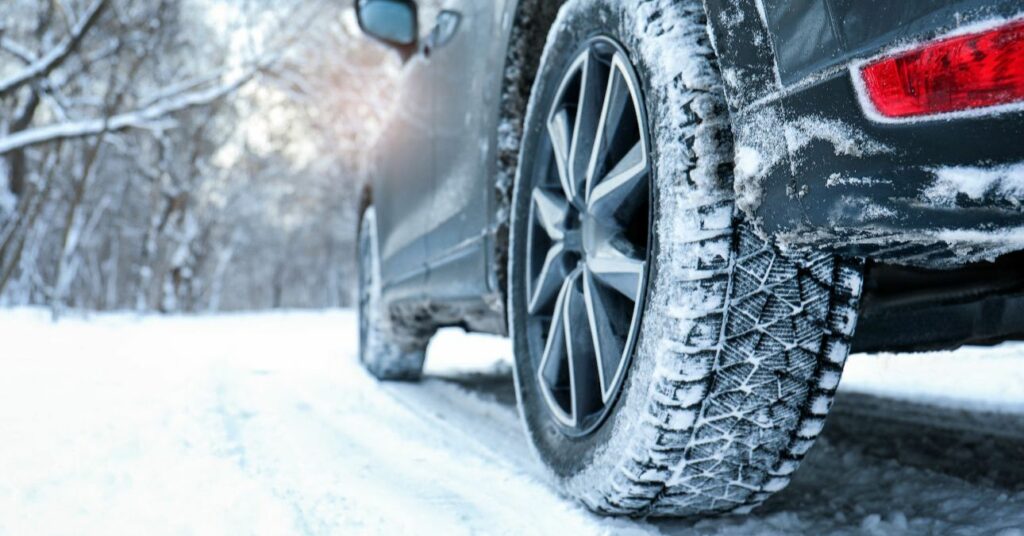 Téli gumis autó a hóban megy.