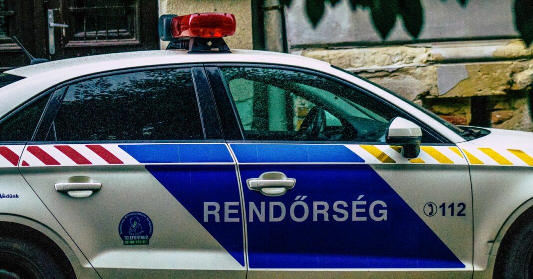 Egy magyar rendőrségi autó parkol az utcán