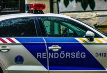Egy magyar rendőrségi autó parkol az utcán