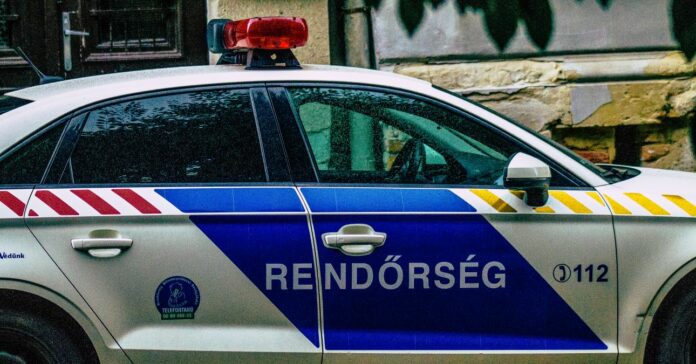 Egy magyar rendőrségi autó parkol az utcán