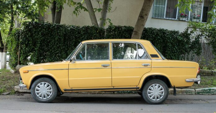 VAZ-2103 Zhiguli (Lada 1500) Vajsárga zsiguli parkol az utcán