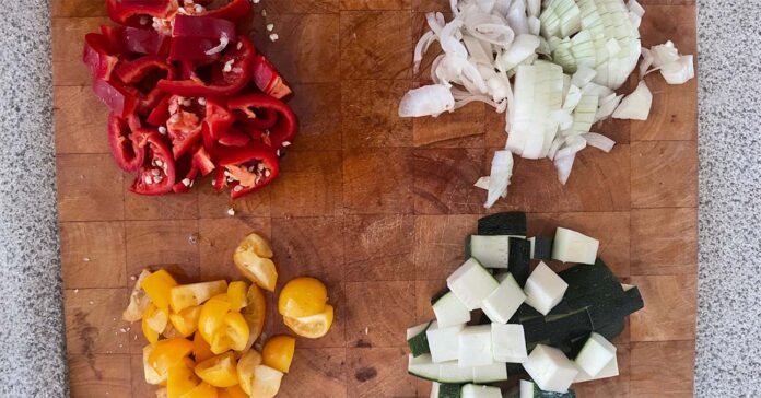 Zöldségek felkockázva: cukkinis lecsóhoz előkészítve