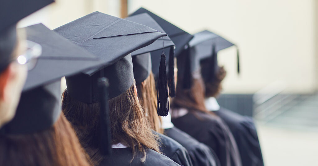 végzős egyetemisták, diplomaosztó