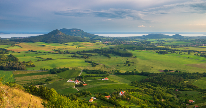 Dunántúli kirándulóhelyek hegyes völgyes szép zöld táj