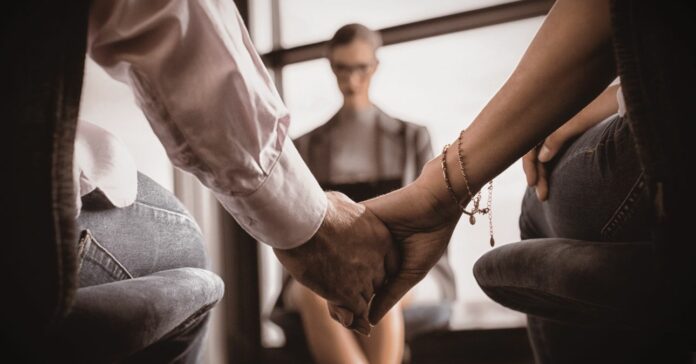 Pár kézenfogva a házassági tanácsadónál