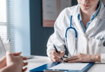 Megéri igényelni: százezreket nyerhet vele, ha kéri a személyi kedvezményt Orvos ül az íróasztalnál, receptet ír az egyik betegének