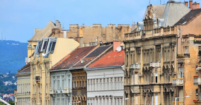 Budapest, Magyarország, Duna-parti régi bérházak.