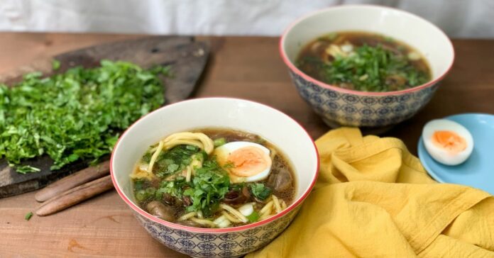 két tányér kacsaszánytő-leves asztalon, felülnézetből