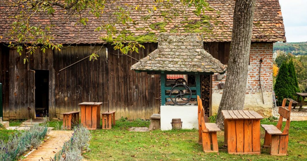 hagyományos magyar kert kúttal, padokkal