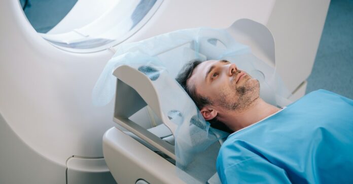 férfi fekszik diagnosztikai vizsgálat közben