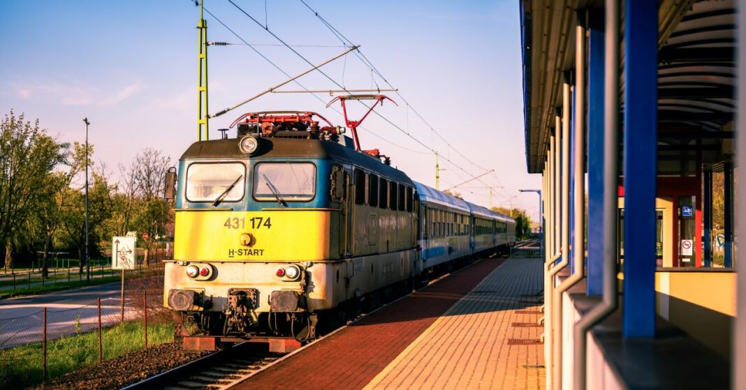 MÁV vonat megérkezik az agárdi vasútállomásra késő délután