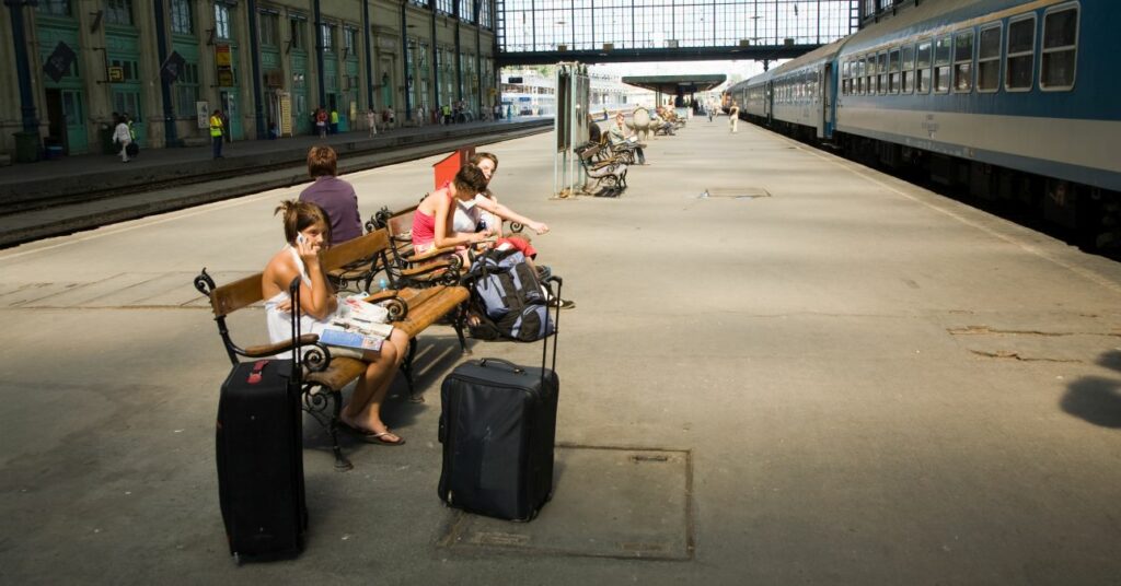 Utasok várakoznak a vonatra Budapest Nyugati pályaudvarán