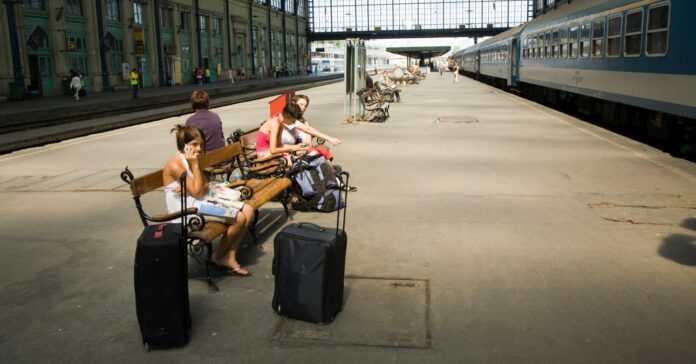 Utasok várakoznak a vonatra Budapest Nyugati pályaudvarán