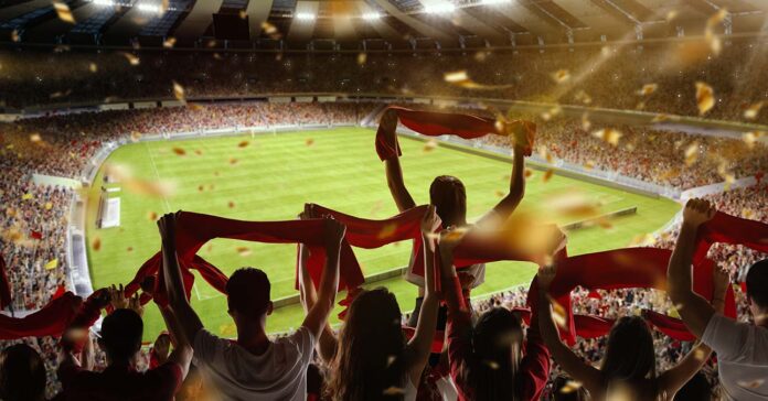Szurkolók drukkolnak a futballmeccsen egy stadion lelátóján