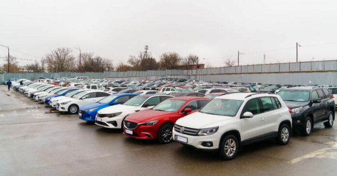 Használtautó kereskedés.