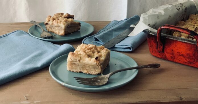 egy-egy szelet almás-kekszes morzsasüti, asztal két személyre terítve