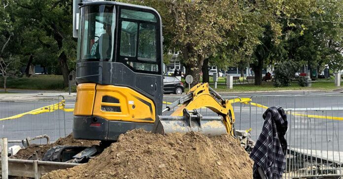 Munkanap reggelén a munkagép várja, hogy elkezdődjön az építkezés