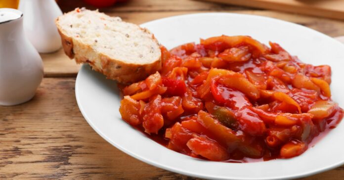egy tál lecsó egy szelet kenyérrel, hagyományos magyar, népies étel